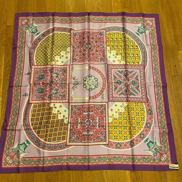 Hermès silk scarf - Picture 3 of 5